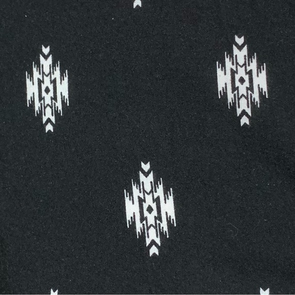 Forever 21 Black Comfy Semi Crop Lightweight Button Down Blouse Shirt Sz Small - Picture 6 of 13